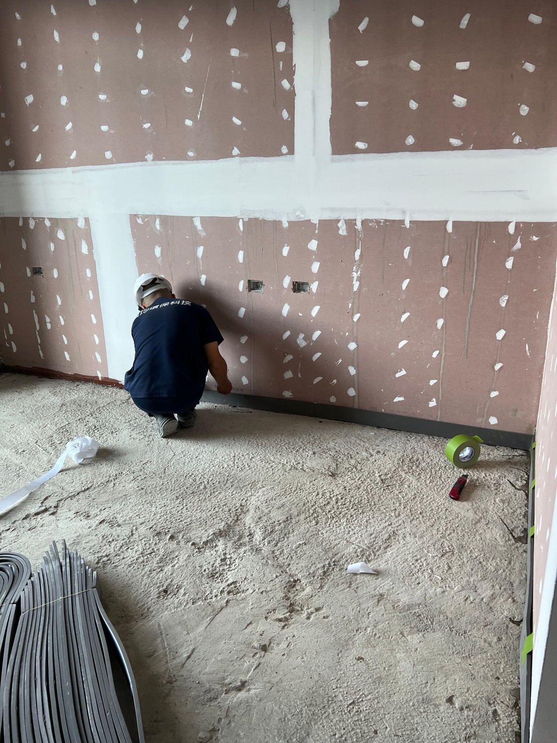 於牆面四周黏貼EPE斷橋(8mm)