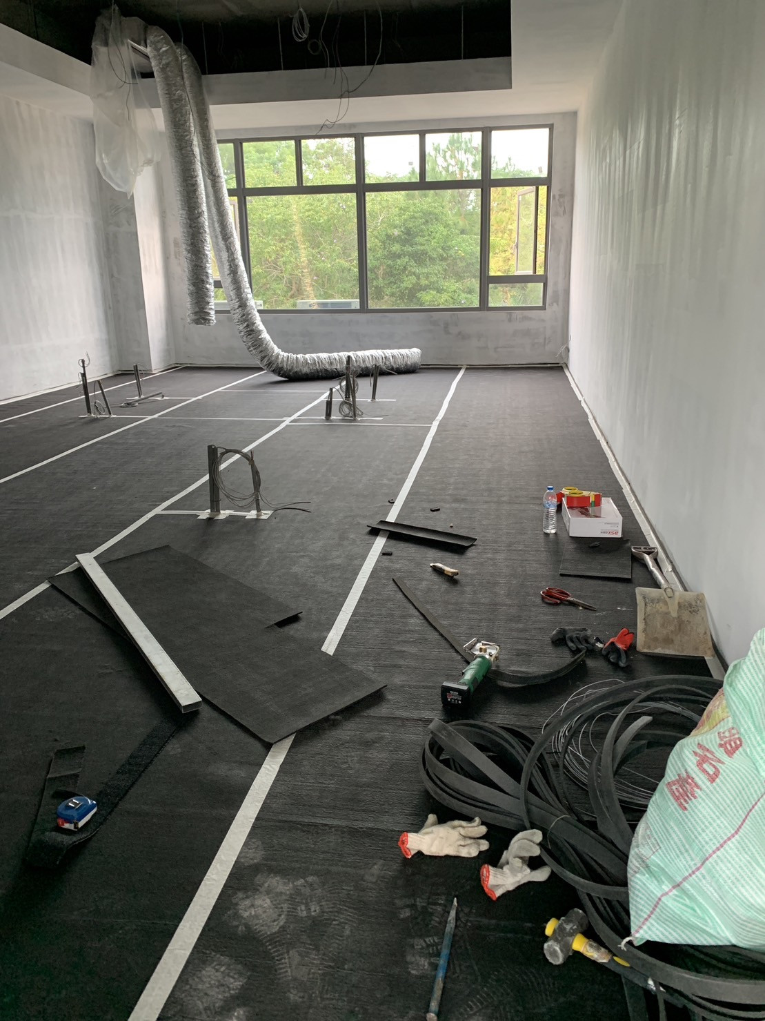 橡膠隔音墊接縫處黏貼防水膠帶----