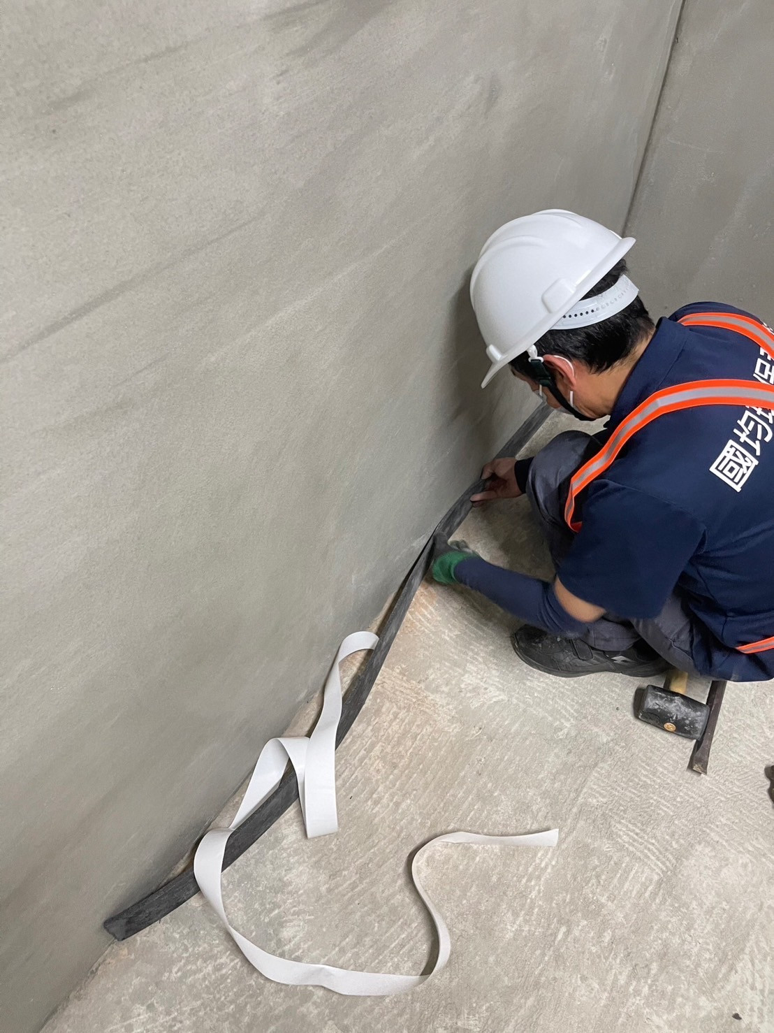 於牆面四周黏貼封邊泡棉(8mm)--