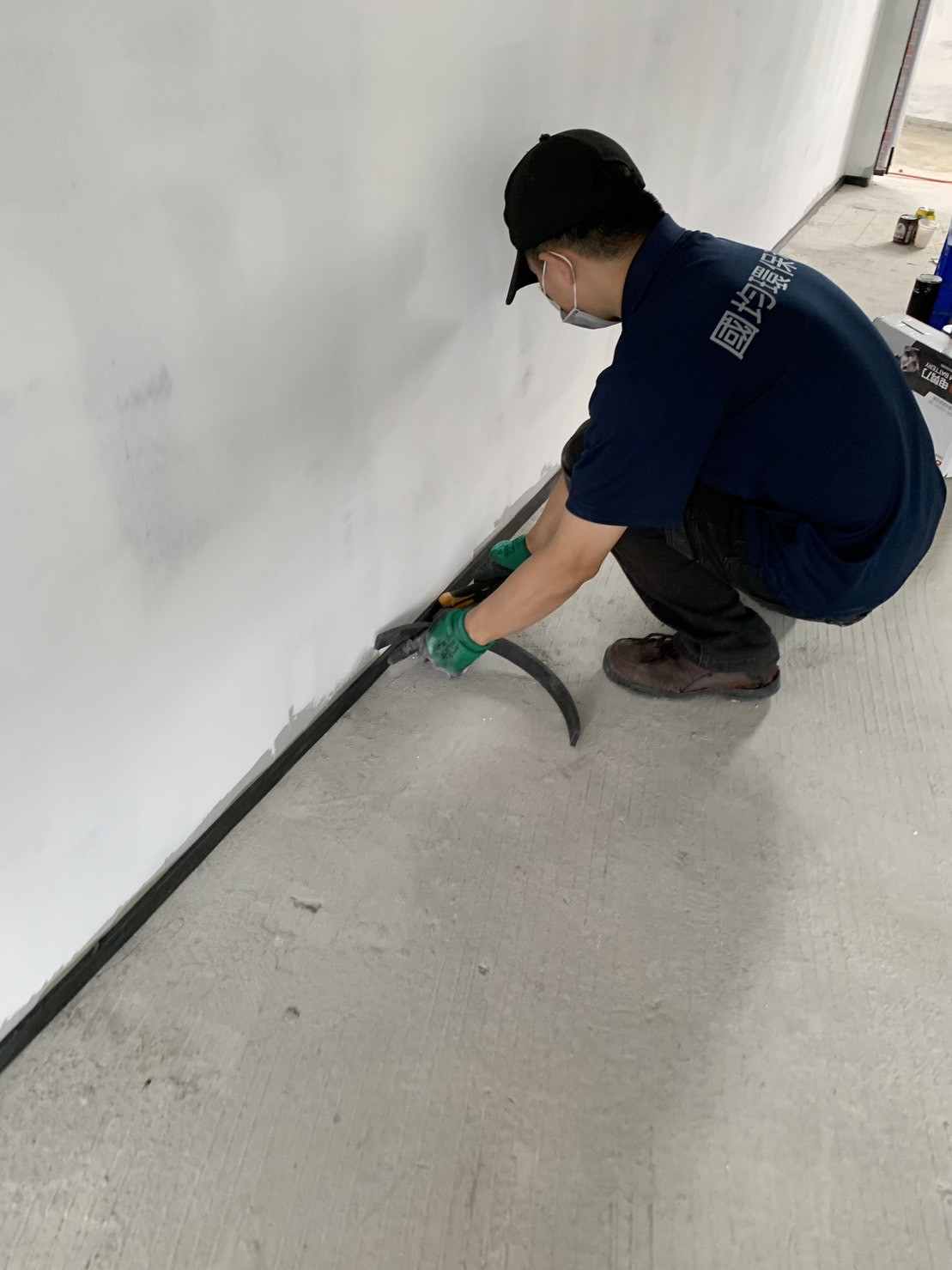 於牆面四周黏貼EPE緩衝材(8mm)---