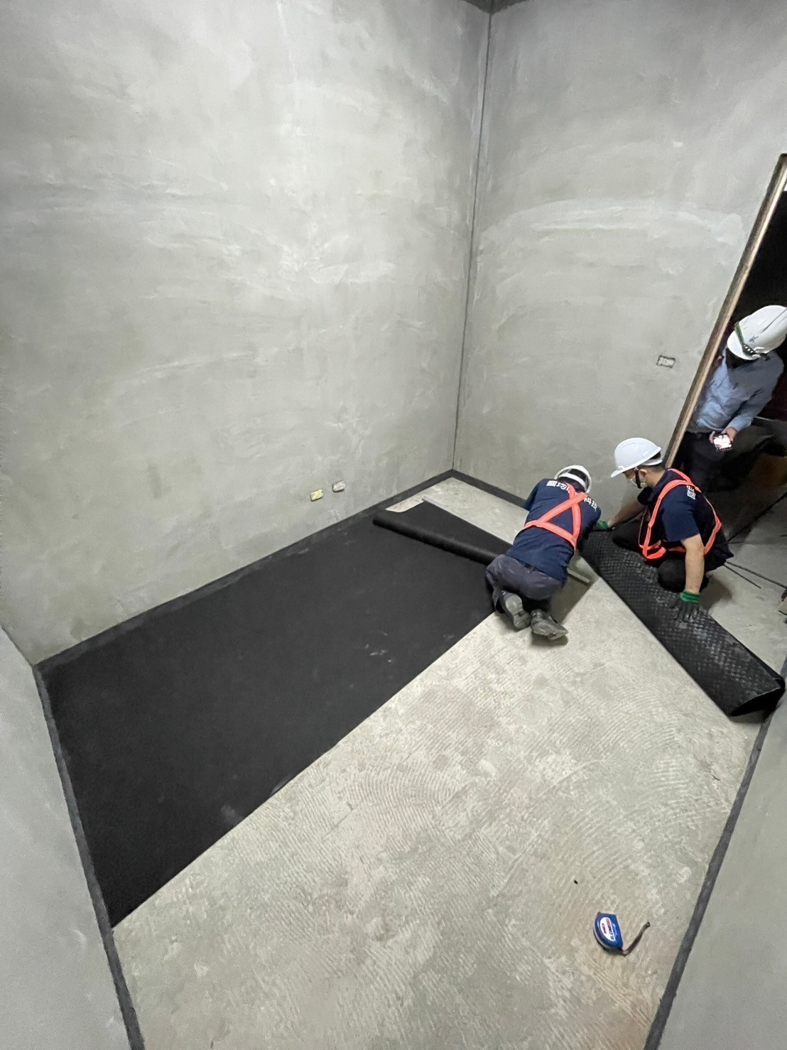 鋪設橡膠隔音墊--