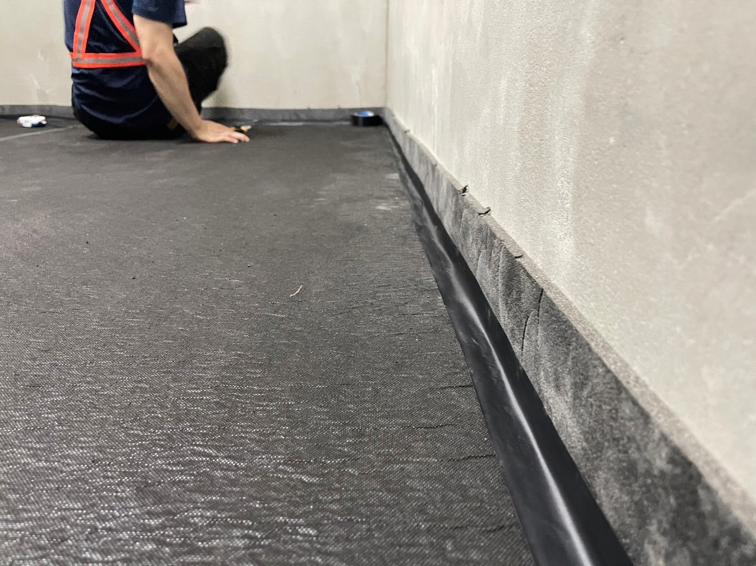 橡膠隔音墊接縫處黏貼防水膠帶